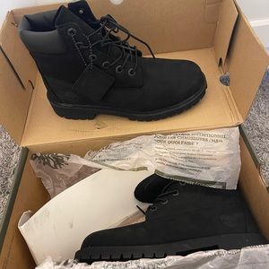 Size 5 Men/Grade school Black Timberland only worn maybe Twice